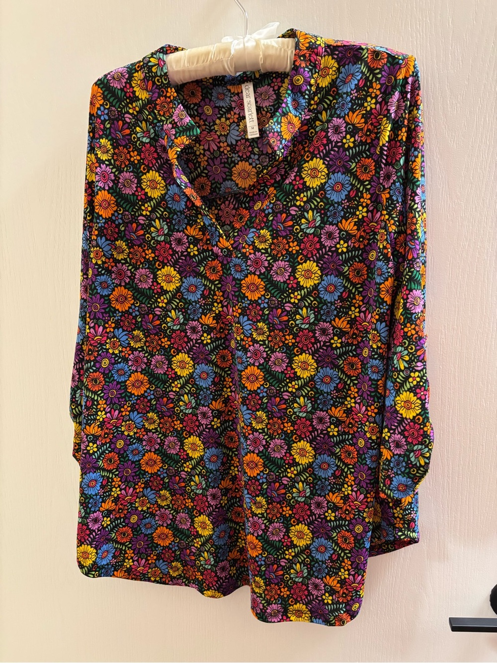 Dear Scarlett Colorful Floral V-Neck Women's Top - Multicolor. Medium